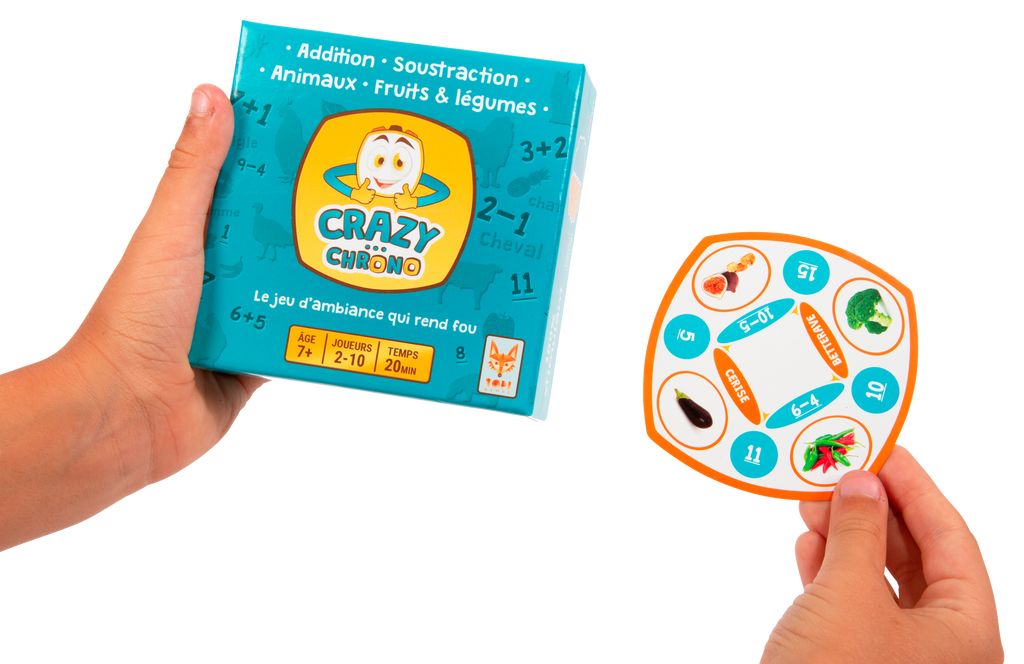 Main tenant le jeu de société Crazy Chrono et une de ses cartes