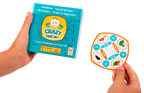 Main tenant le jeu de société Crazy Chrono et une de ses cartes