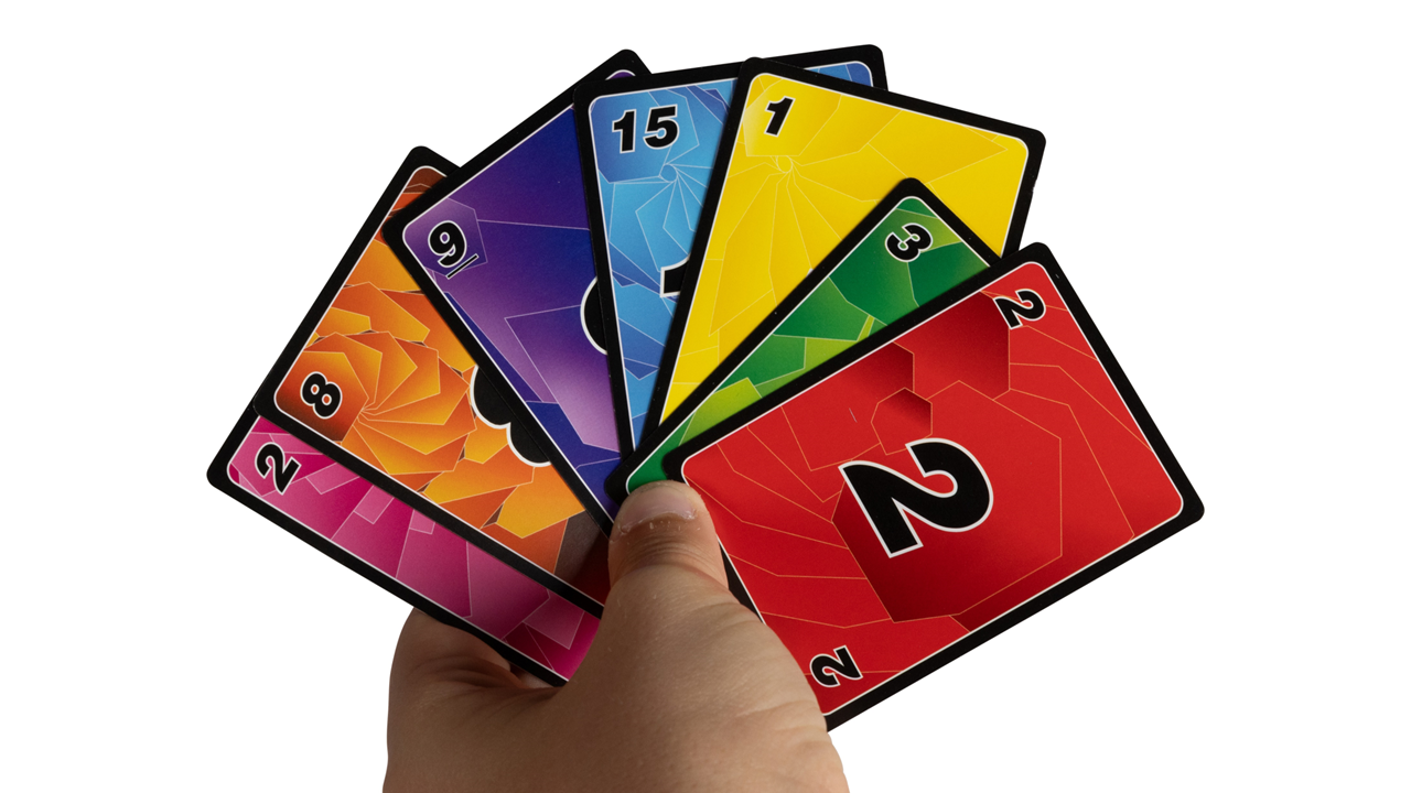 Main tenant des cartes du jeu KO 2