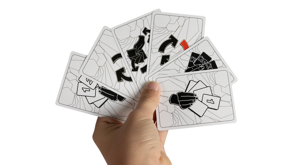 Main tenant des cartes du jeu KO