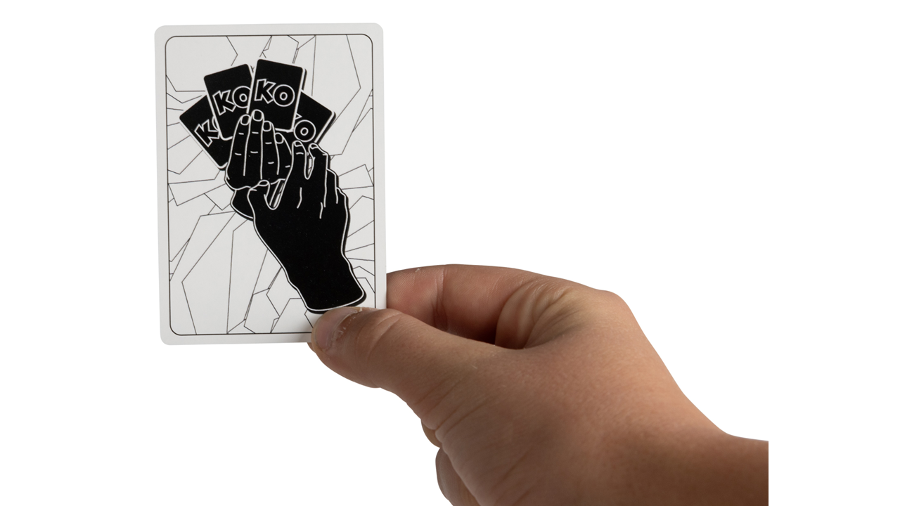 Main tenant des cartes du jeu KO