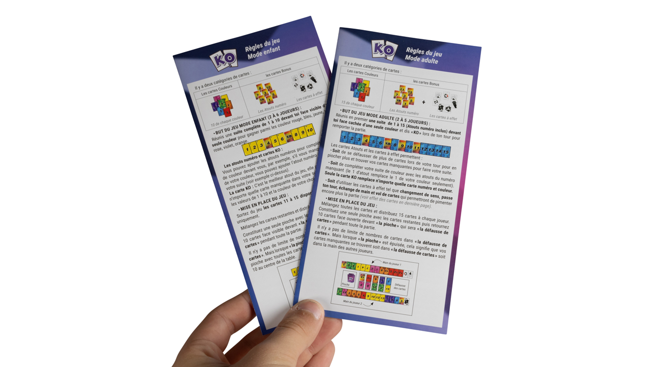 Main tenant les règles du jeu de société KO de Topi Games