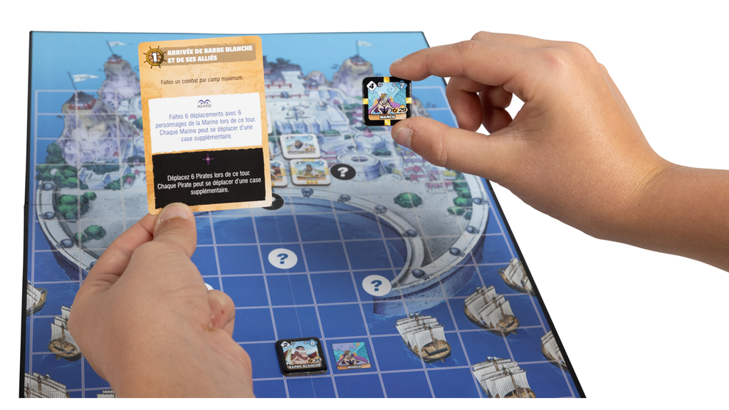 Vue du plateau, des cartes et d'un  jeton du jeu de société One Piece Assaut sur Marine Ford de Topi Games