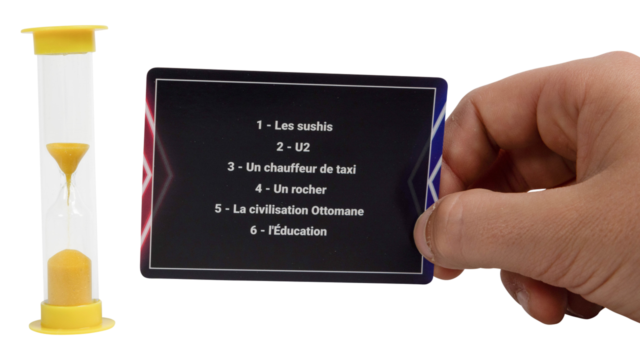 Vue du sablier et d'une carte du jeu de société Think - Topi Games
