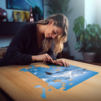 Femme jouant au Puzzle Echappées Belles - Alpes