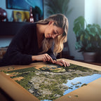 Femme jouant au Puzzle 1000 pièces Echappées Belles - ARDECHE