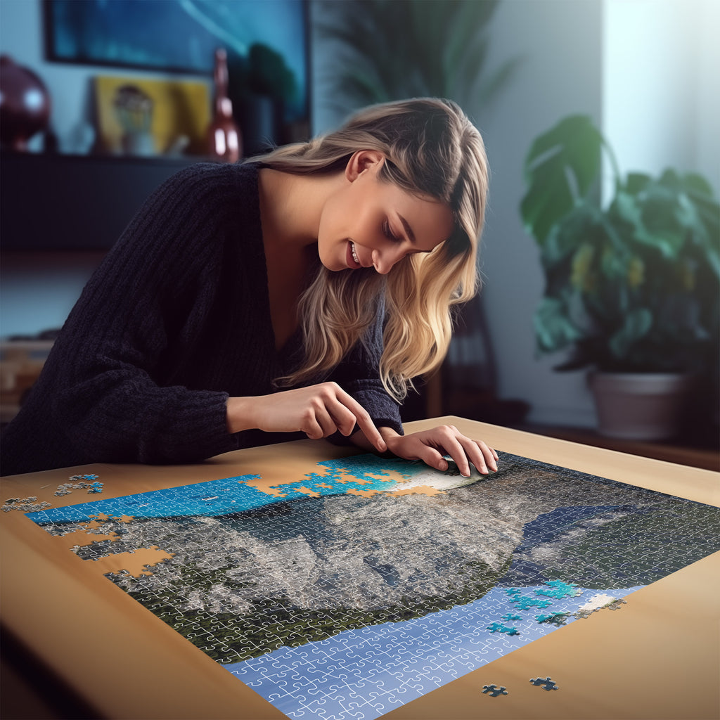 Femme jouant au Puzzle Echappées Belles - CRETE