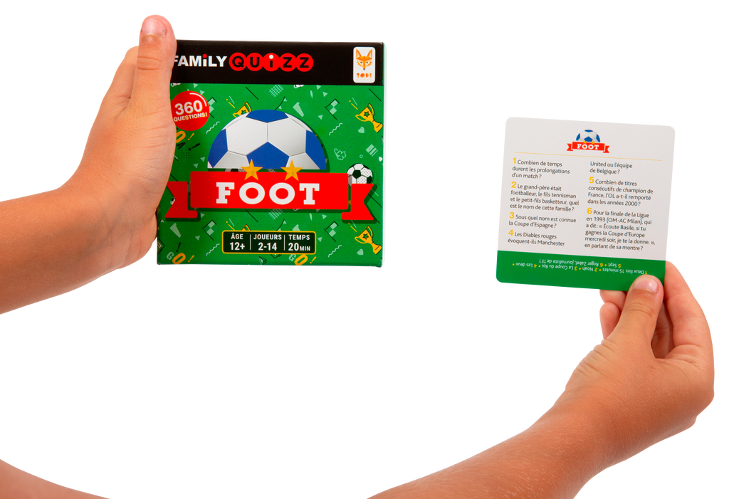 Main tenant la boite du de société Family Quizz Foot et une des cartes