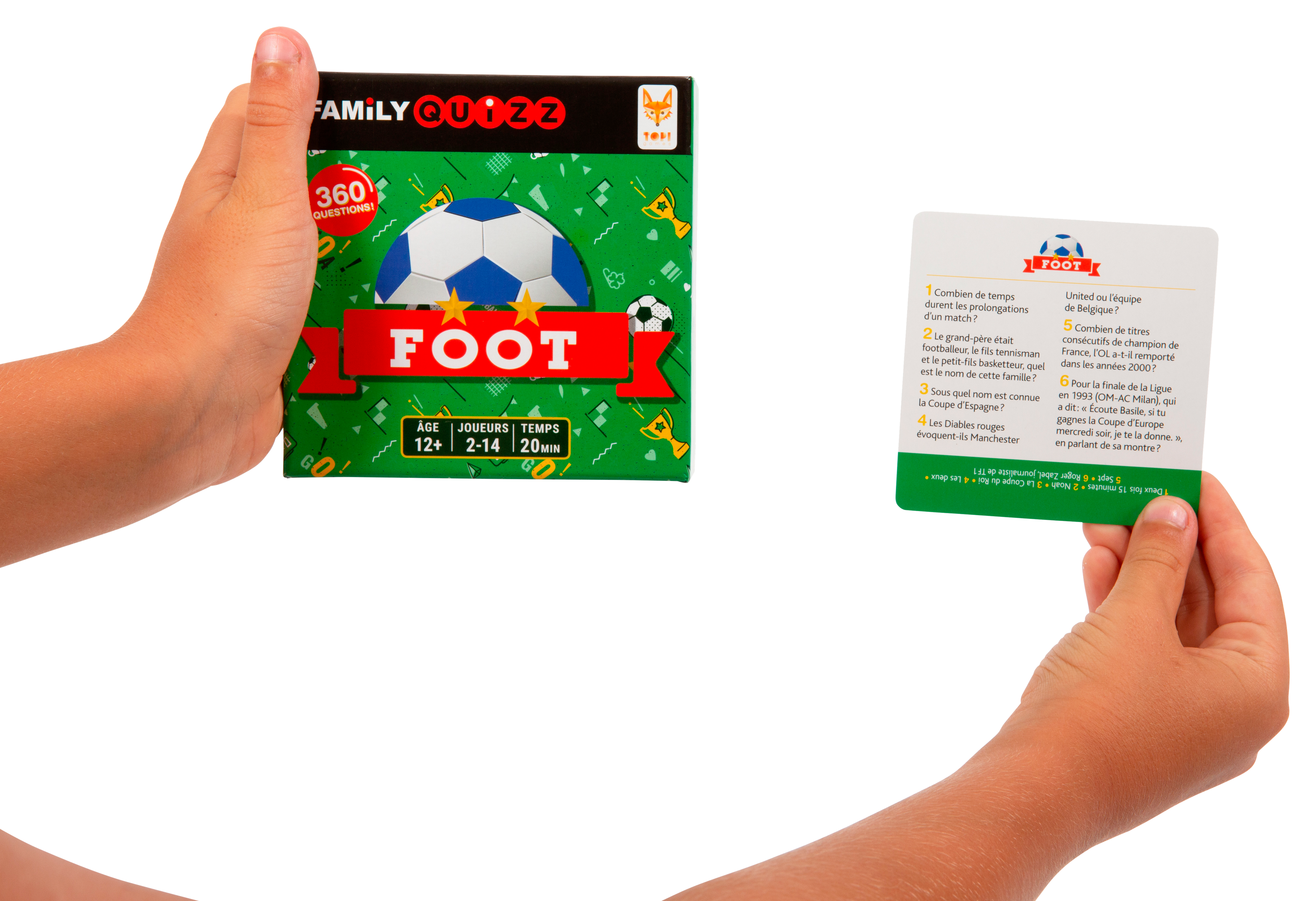 Main tenant la boite du de société Family Quizz Foot et une des cartes