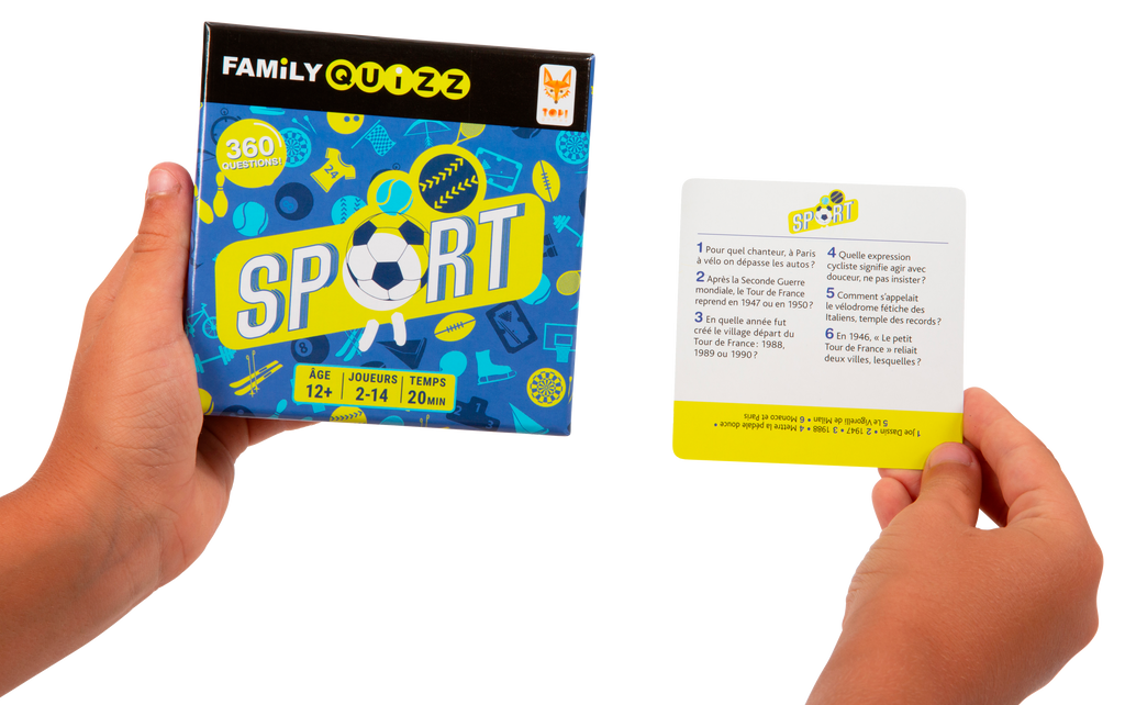 Main tenant la boite du jeu de société Family Quizz - SPORT et une des cartes
