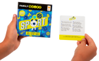 Main tenant la boite du jeu de société Family Quizz - SPORT et une des cartes