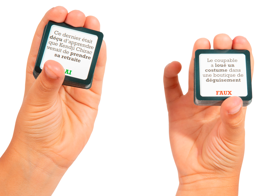 Main tenant les cartes du jeu de société de Natoo - Tout le monde enquête