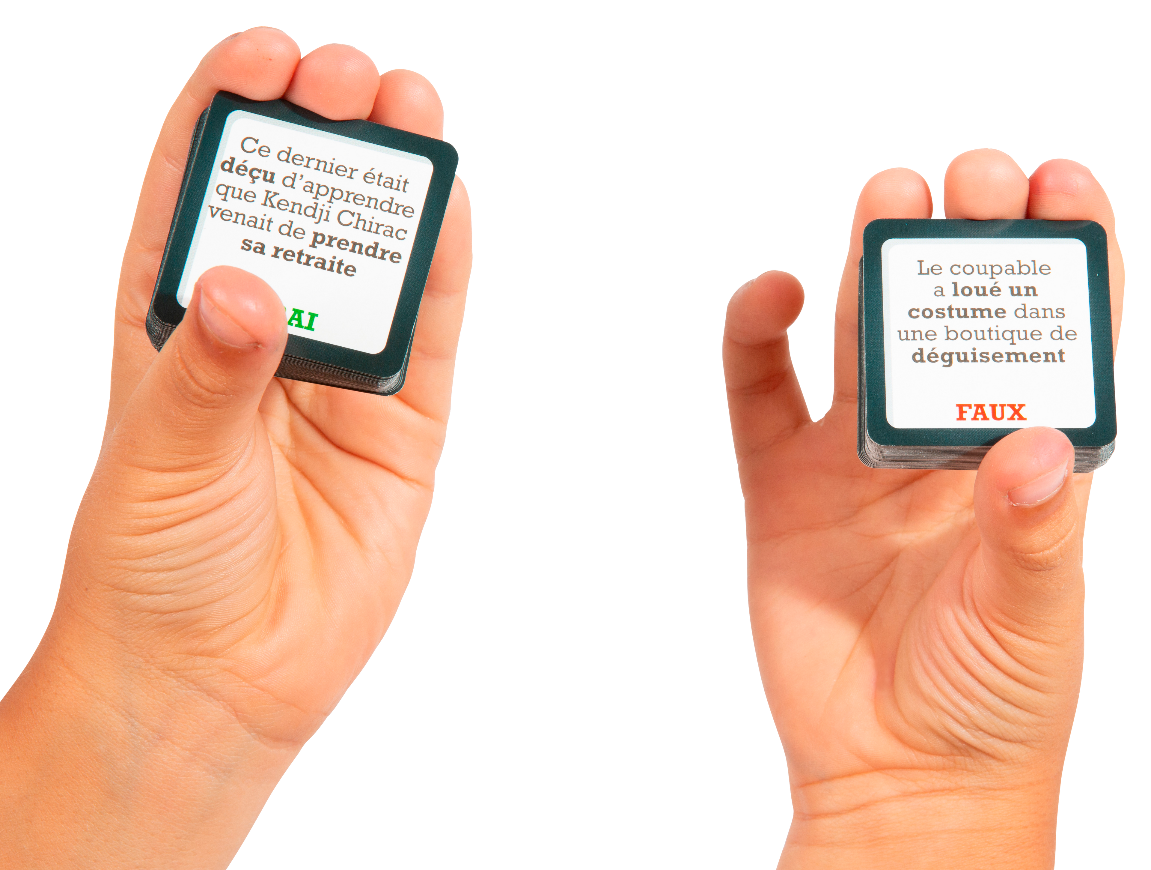 Main tenant les cartes du jeu de société de Natoo - Tout le monde enquête