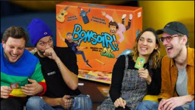 4 youtubeurs français jouent au jeu de société de mc fly et carlito : bonsoir. ils rient ensemble.