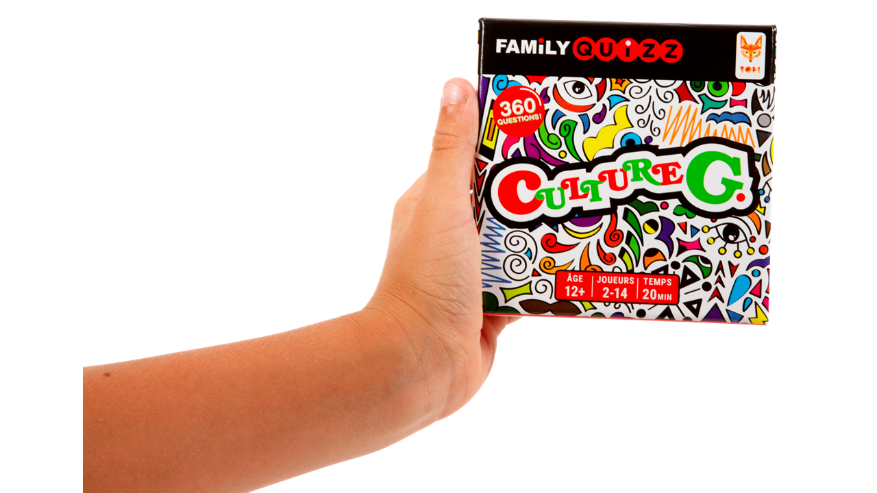 Main tenant la boîte de jeu Family Quizz Culture G de Topi Games