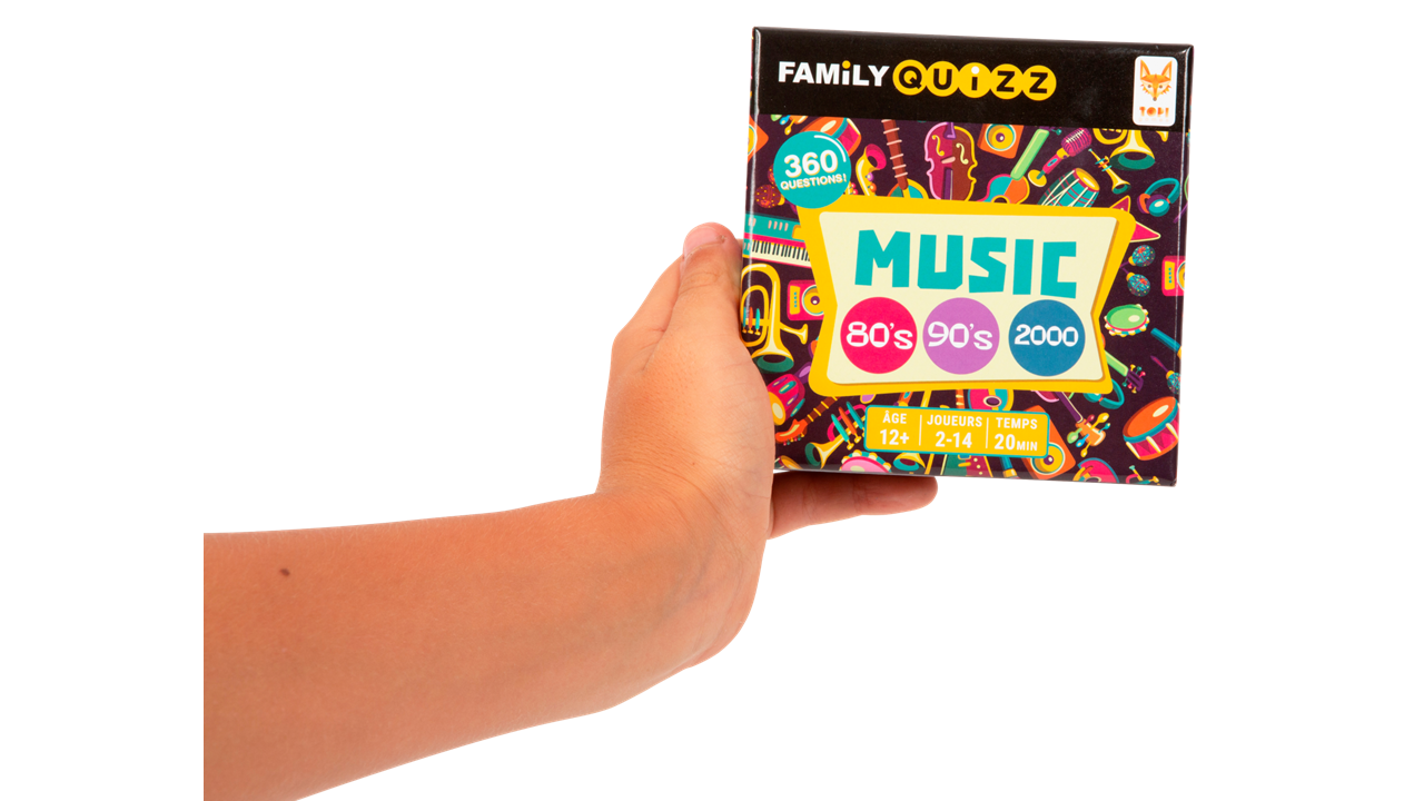 Main tenant la boîte de jeu Family Quizz Music de Topi Games