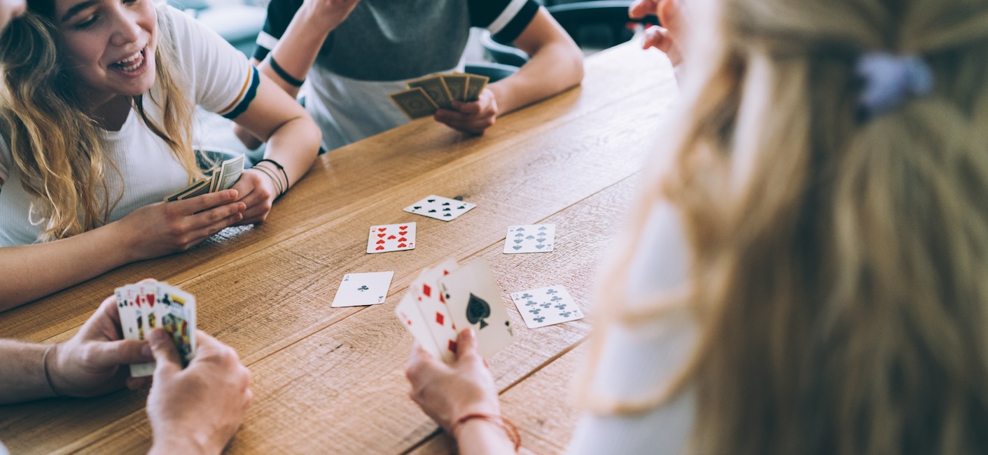 Famille qui joue aux cartes