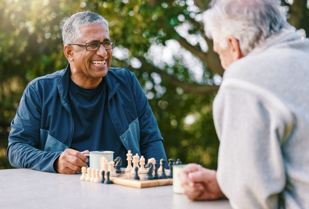 Personnes âgées jouant aux echecs 